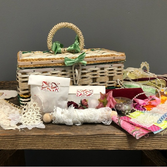 Vintage Sewing Basket & Bits of Trims etc, Retro Sewing Caddy, Sewing Box/Kit - Picture 3 of 10